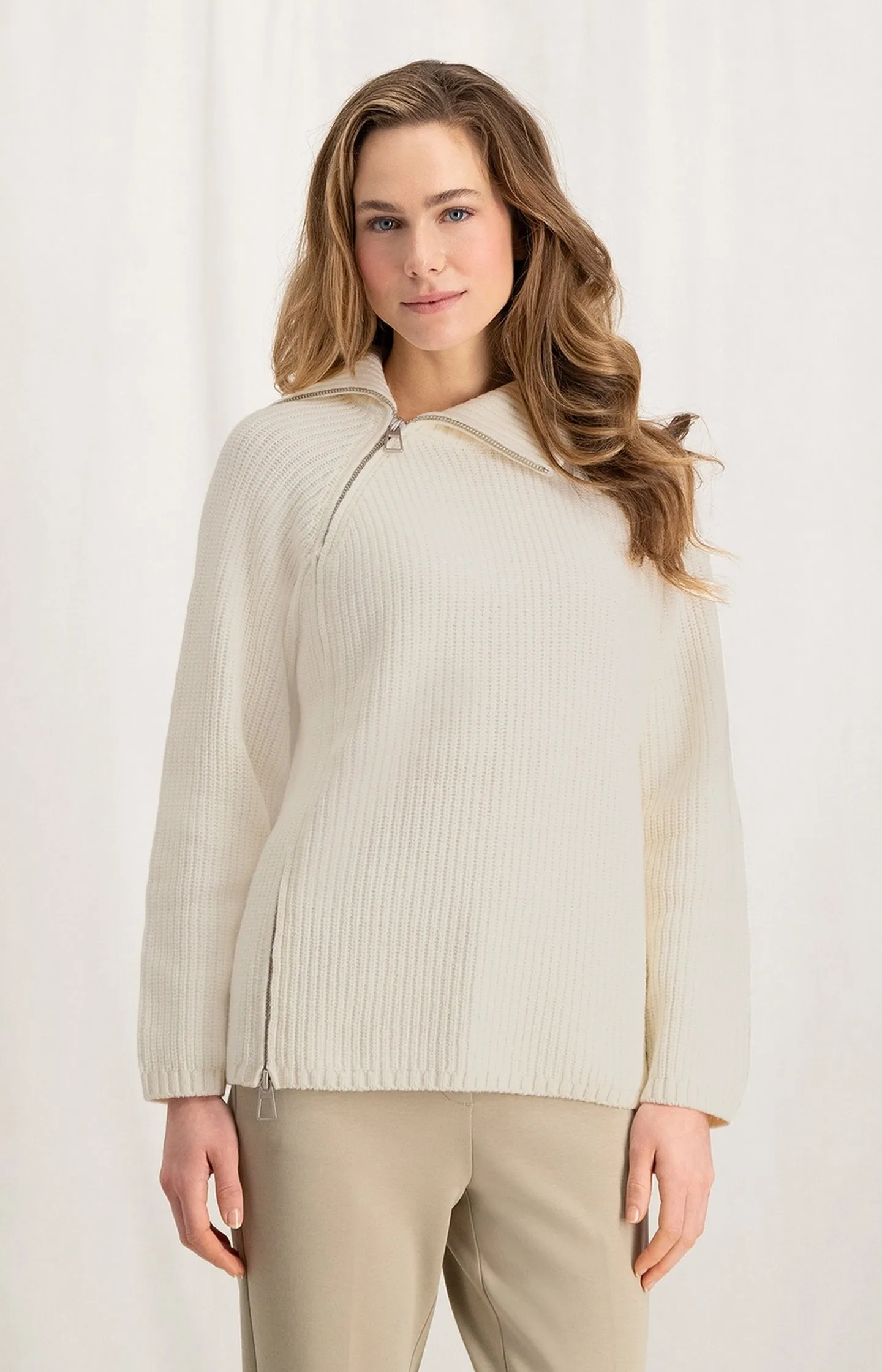 Gerippter Langarm-Rollkragenpullover mit Reißverschluss Off White